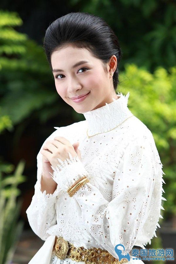 身着泰国传统服装的美女明星们