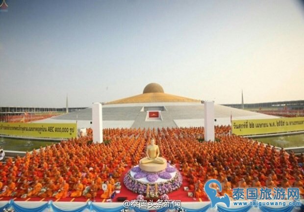 震撼！泰国10万佛教僧侣参加盛大的施布典礼