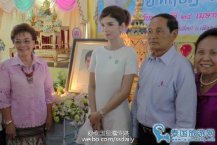 众人出席泰国男星Por逝世百天做公德