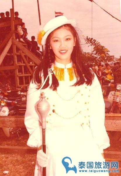 泰国前美女总统英拉年轻时期照片