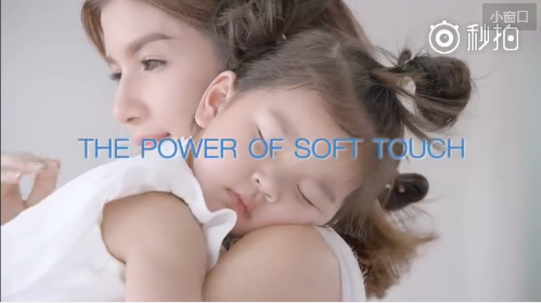 Bow与女儿Mali拍广告画面温馨感人