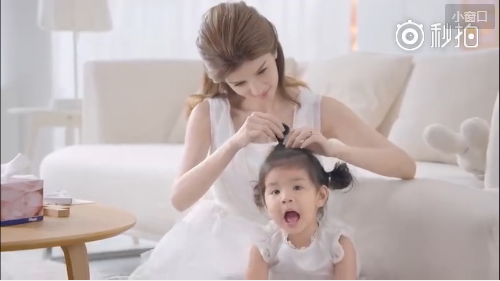 Bow与女儿Mali拍广告画面温馨感人