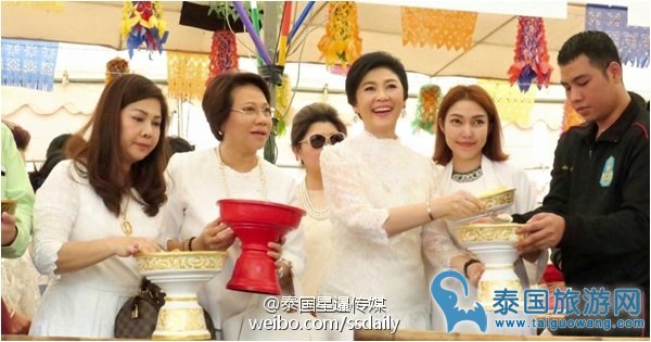 泰国前美女总理英拉参加民俗受欢迎