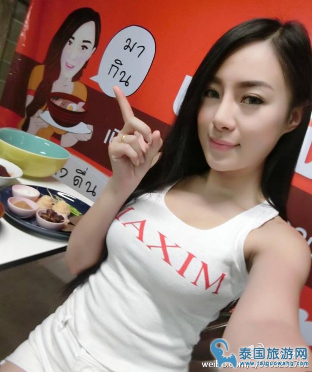 别装了,你们到底是来吃东西的还是来看人的?