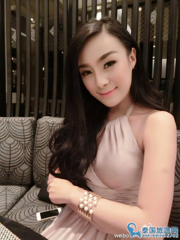 别装了,你们到底是来吃东西的还是来看人的?
