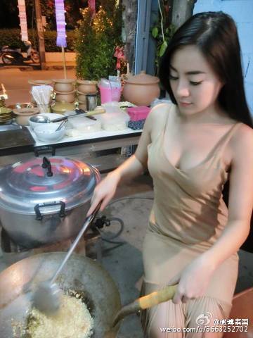 别装了,你们到底是来吃东西的还是来看人的?