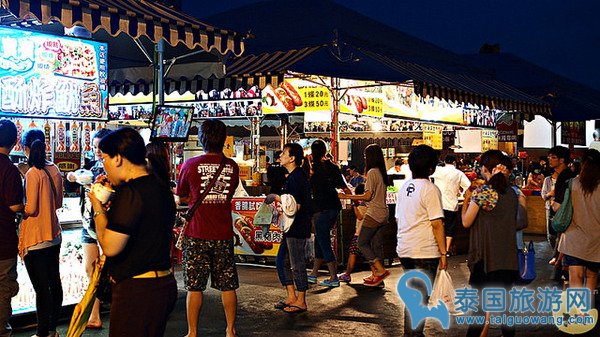 曼谷特色夜市：娜卡琳火车铁道夜市