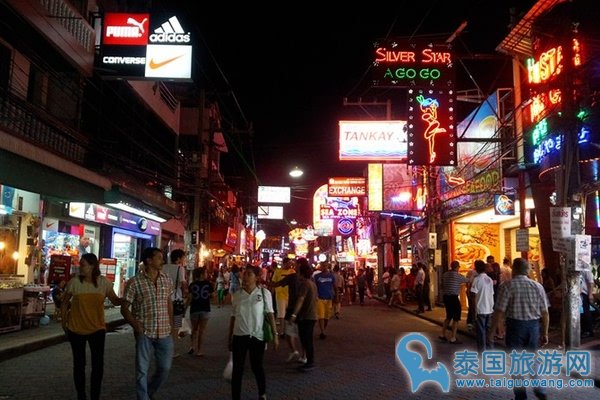 芭提雅最热闹最有名的夜市--海滩路夜市