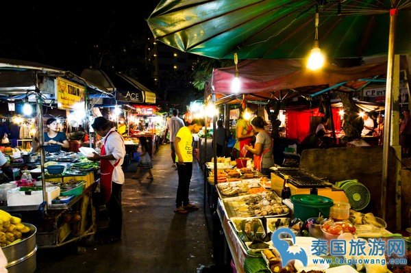 芭提雅最热闹最有名的夜市--海滩路夜市