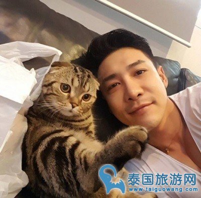 泰国酷帅男星与萌宠们的有爱瞬间