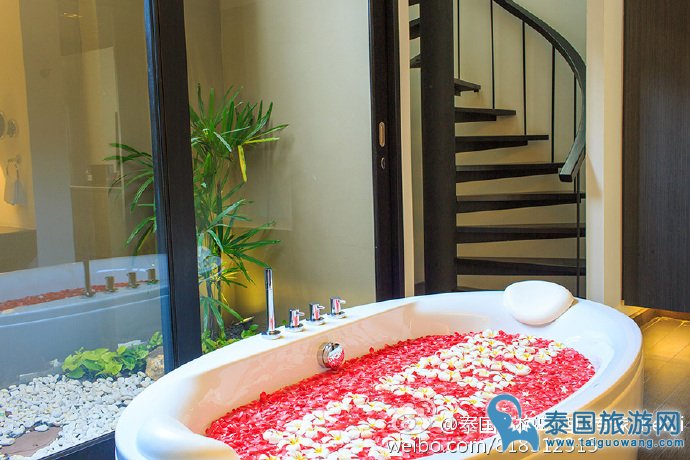 你见过这样迷幻玻璃泳池的酒店吗?