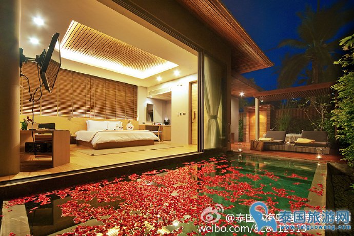 你见过这样迷幻玻璃泳池的酒店吗?