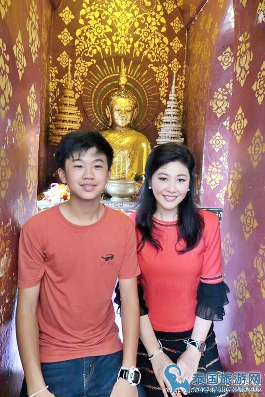 泰国前总理英拉携儿子前往帕府祈福