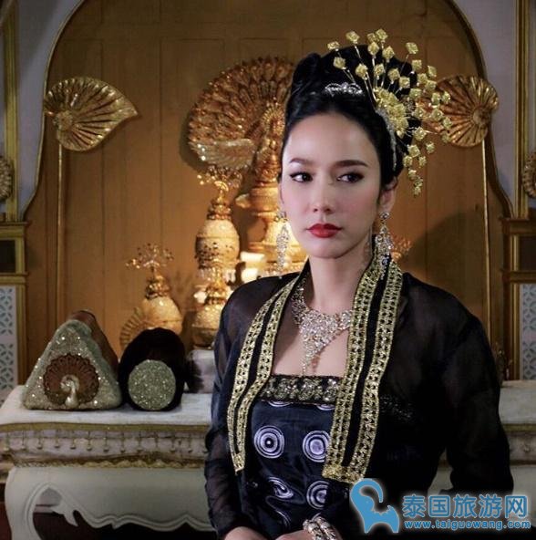 泰国著名女星aum火女王造型复古霸气