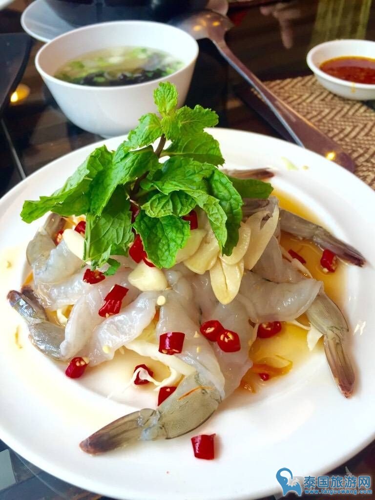 曼谷龙船寺内既可以布施又可以品尝美味的餐厅