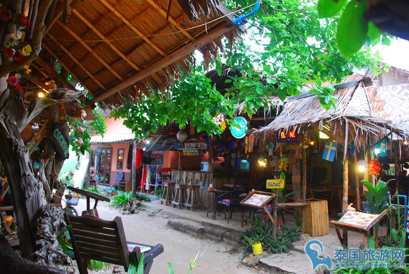 皮皮岛上广受欢迎的泰国菜餐厅：Oasis bar & restaurant
