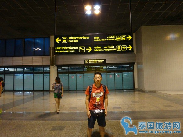 按标志可以的到机场巴士、出租车、火车站和公交站等。