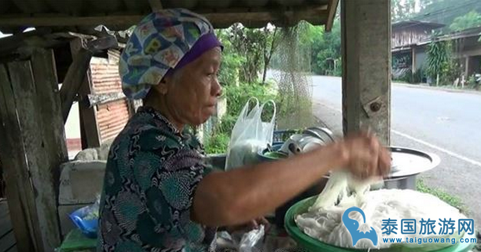 泰国暖心大妈15年卖5铢米线不涨价，70岁以上老人免费吃