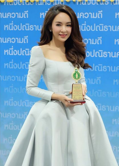 泰国辣妈陈贝贝减少工作陪儿子,获得“模范母亲”称号
