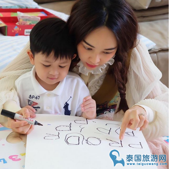 泰国辣妈陈贝贝减少工作陪儿子,获得“模范母亲”称号