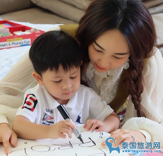 泰国辣妈陈贝贝减少工作陪儿子,获得“模范母亲”称号