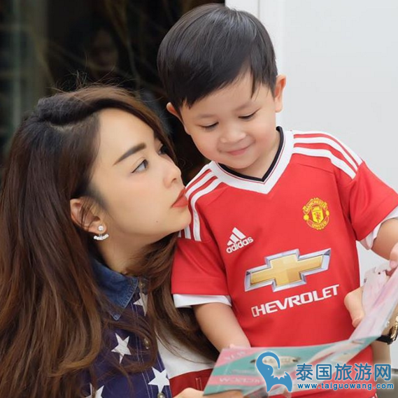 泰国辣妈陈贝贝减少工作陪儿子,获得“模范母亲”称号
