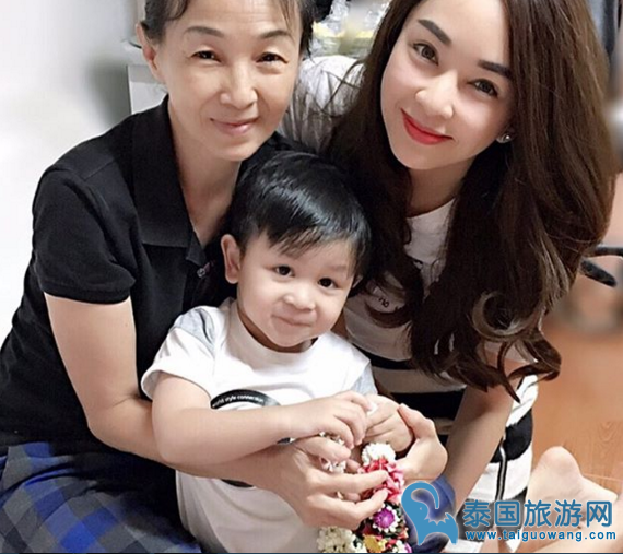 泰国辣妈陈贝贝减少工作陪儿子,获得“模范母亲”称号