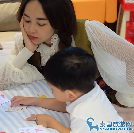 泰国辣妈陈贝贝减少工作陪儿子,获得“模范母亲”称号
