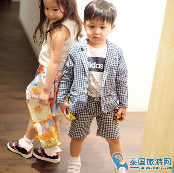 泰国辣妈陈贝贝减少工作陪儿子,获得“模范母亲”称号