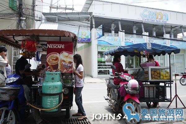 苏美岛Chaweng Walking Street Market查汶大街-水果摊.jpg