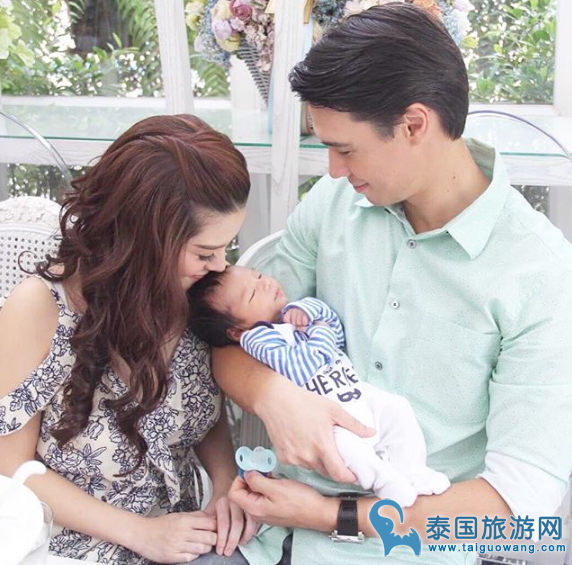 泰拼了！泰国著名歌手Lydia抱为满月儿子健身