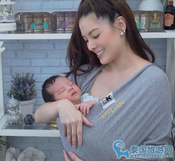 泰拼了！泰国著名歌手Lydia抱为满月儿子健身