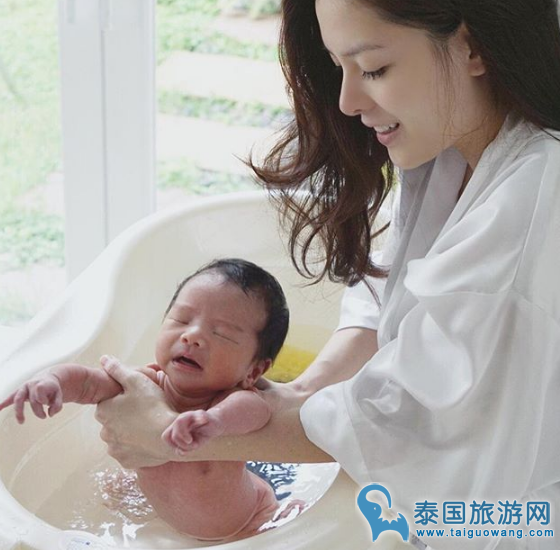 泰拼了！泰国著名歌手Lydia抱为满月儿子健身