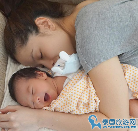 泰拼了！泰国著名歌手Lydia抱为满月儿子健身