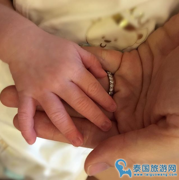 泰拼了！泰国著名歌手Lydia抱为满月儿子健身
