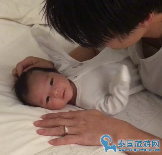 泰拼了！泰国著名歌手Lydia抱为满月儿子健身