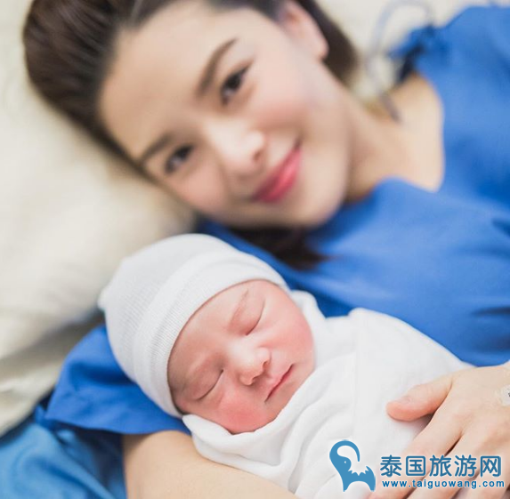 泰拼了！泰国著名歌手Lydia抱为满月儿子健身