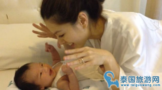 泰拼了！泰国著名歌手Lydia抱为满月儿子健身