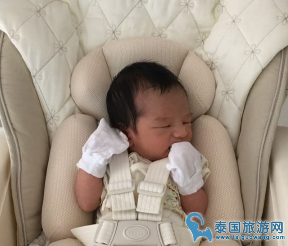 泰拼了！泰国著名歌手Lydia抱为满月儿子健身