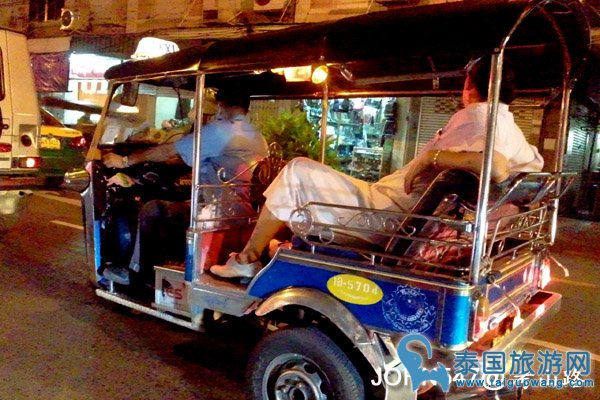 曼谷考山路--背包客夜生活的聚集地