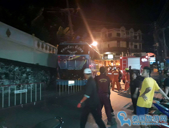 载有中国游客的普吉旅游大巴失控，30名游客受伤