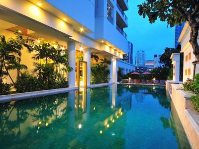 俯瞰周围曼谷的夜色的酒店：曼谷隆齐格兰德中心点酒店