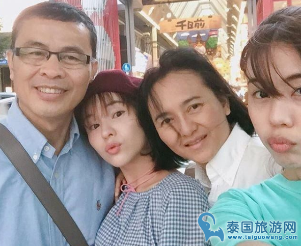 小可爱Aom李海娜与家人同游日本买彩票闹乌龙