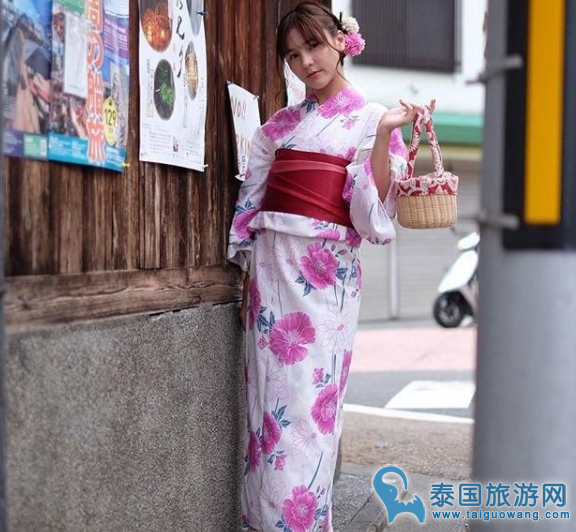 小可爱Aom李海娜与家人同游日本买彩票闹乌龙