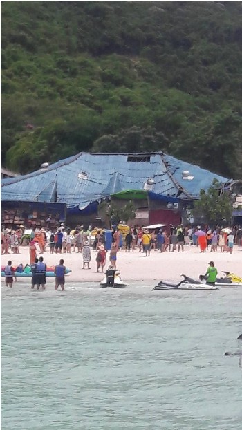 芭堤雅格兰岛海滩一饭店房顶倒塌造成2人受伤