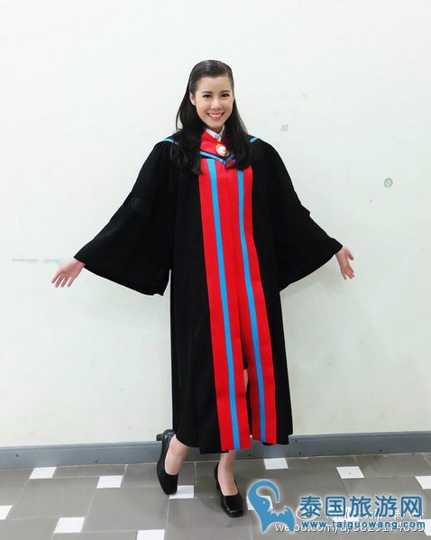 小尼姑Esther回母校参加毕业典礼,Ken带鲜花高调现身