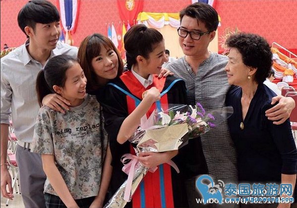 小尼姑Esther回母校参加毕业典礼,Ken带鲜花高调现身
