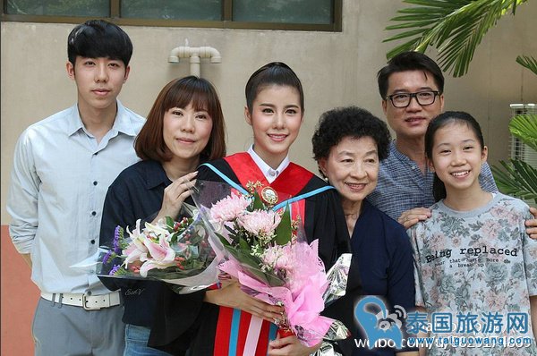小尼姑Esther回母校参加毕业典礼,Ken带鲜花高调现身