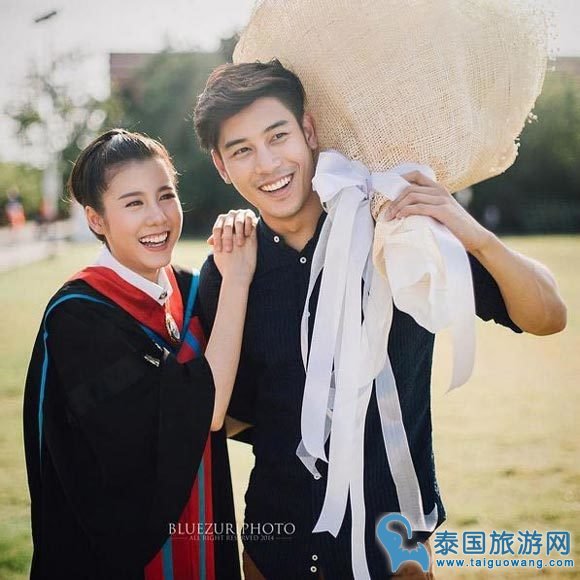 小尼姑Esther回母校参加毕业典礼,Ken带鲜花高调现身