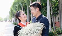 小尼姑Esther回母校参加毕业典礼，Ken带鲜花高调现身
